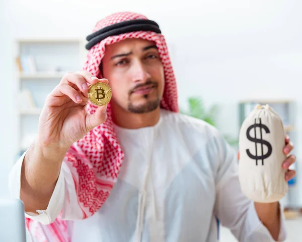 在加密货币开采概念中持有比特币的阿拉伯人 — 图库照片