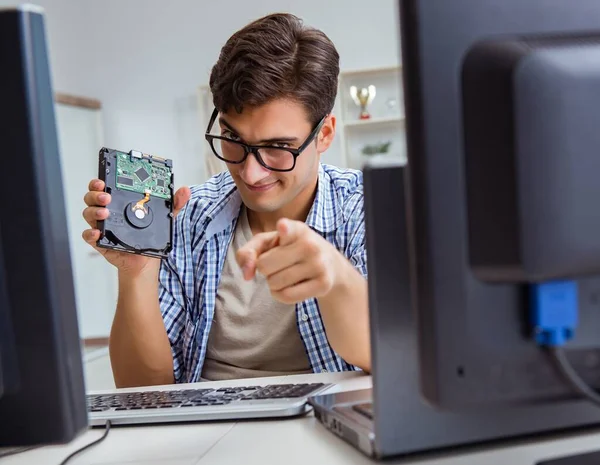 Técnico con disco duro roto —  Fotos de Stock