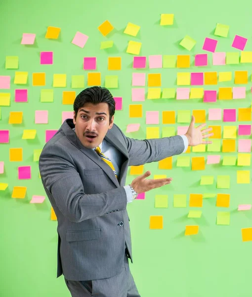 Birçok iş önceliği olan bir iş adamı.