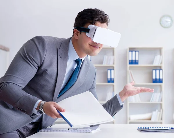Empresario con gafas de realidad virtual en la oficina —  Fotos de Stock