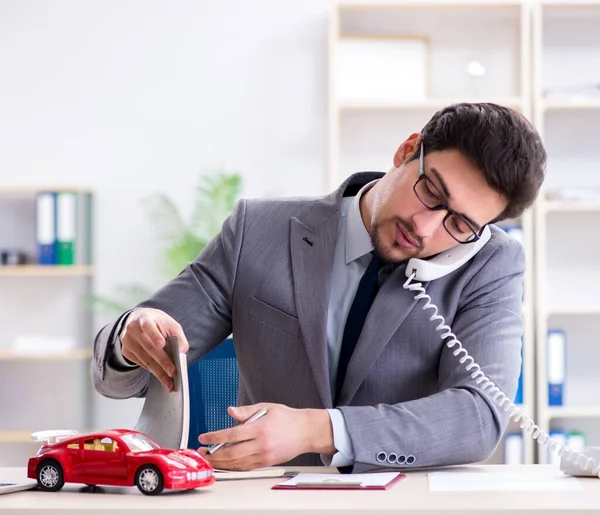 Agent offering car motor insurance — Stock Photo, Image