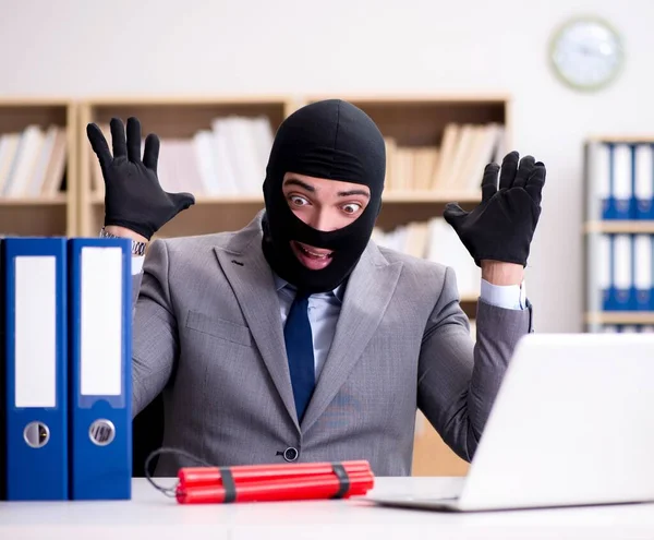Кримінальний бізнесмен з динамітом в офісі — стокове фото