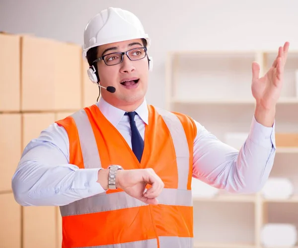 Man working in postal parcel delivery service office — Stock Photo, Image