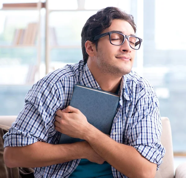 Studente caucasico preparazione per gli esami universitari — Foto Stock