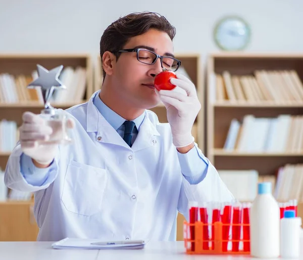 Doctor científico recibiendo premio por su descubrimiento de investigación — Foto de Stock