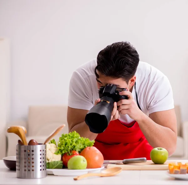 Fotógrafo de alimentos tirar fotos na cozinha — Fotografia de Stock