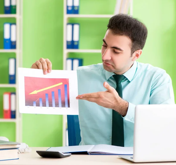 Masculino gerente financeiro trabalhando no escritório — Fotografia de Stock