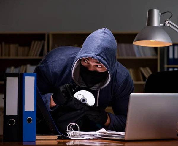 Хакер крадет персональные данные с домашнего компьютера — стоковое фото