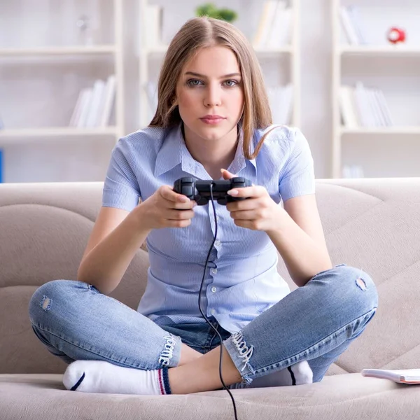 Jovem estudante jogando jogos em casa — Fotografia de Stock