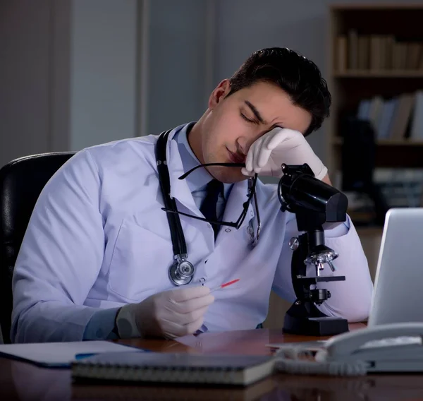 Mladý doktor pracuje dlouho do noci v kanceláři — Stock fotografie