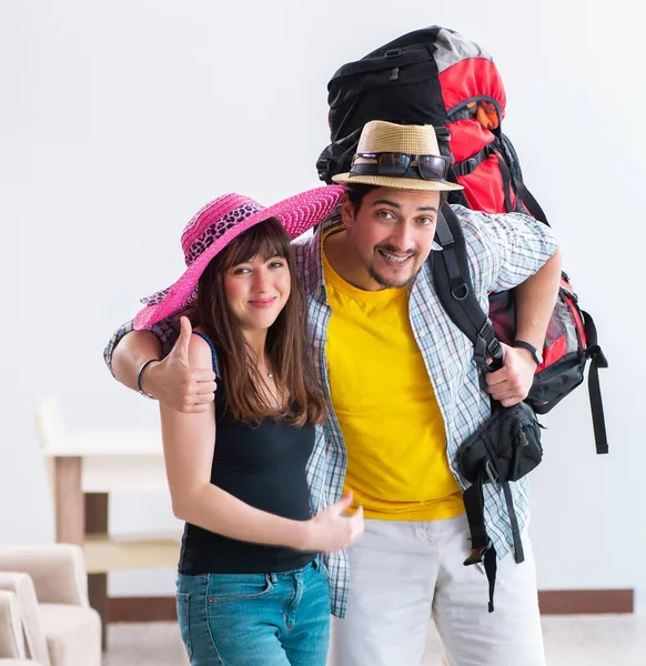 Jovem par ativo se preparando para a viagem de lua de mel — Fotografia de Stock