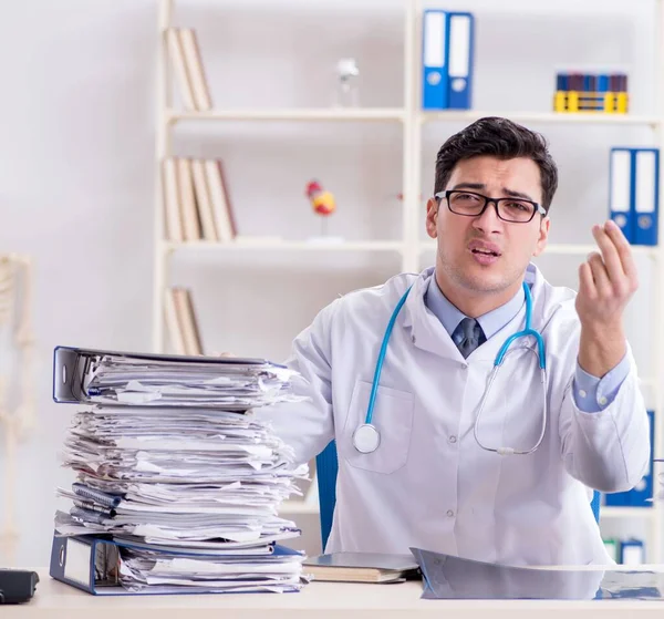 Upptagen läkare med för mycket arbete på sjukhus — Stockfoto