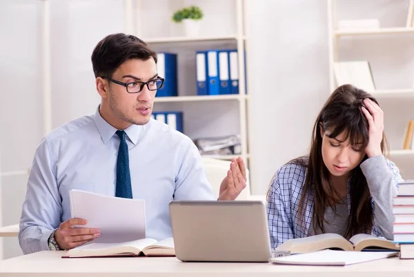 Manlig föreläsare ger föreläsning för kvinnlig student — Stockfoto