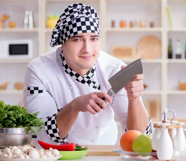 Jeune cuisinier homme travaillant dans la cuisine — Photo