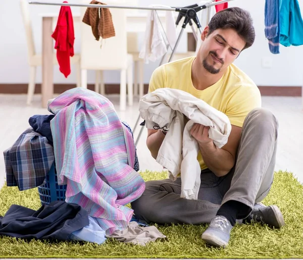 Hombre guapo marido haciendo lavado en casa — Foto de Stock