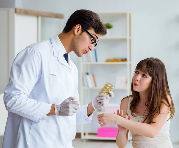 Médico examinando a pele de paciente do sexo feminino — Fotografia de Stock