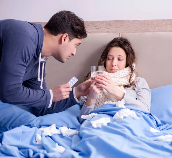 Esposa cuidando de marido enfermo en casa en la cama — Foto de Stock