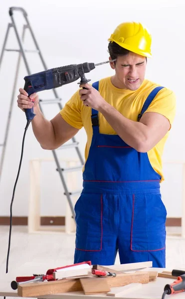 Kat tamircisi işinden memnun değil.