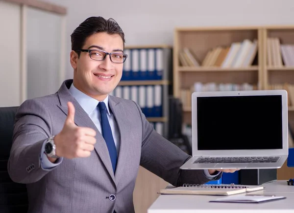 Zakenman werkzaam in het kantoor — Stockfoto