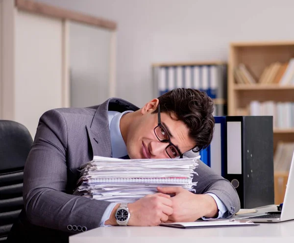 Empresario con demasiado papeleo — Foto de Stock