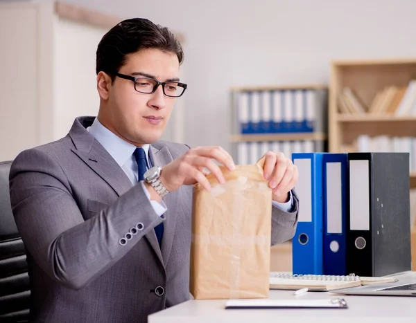 Empresario recibiendo paquete en la oficina —  Fotos de Stock