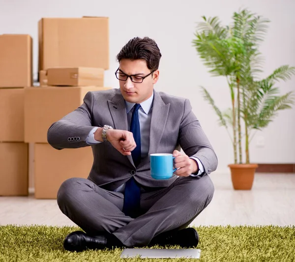 Homme d'affaires assis sur le plancher du bureau — Photo