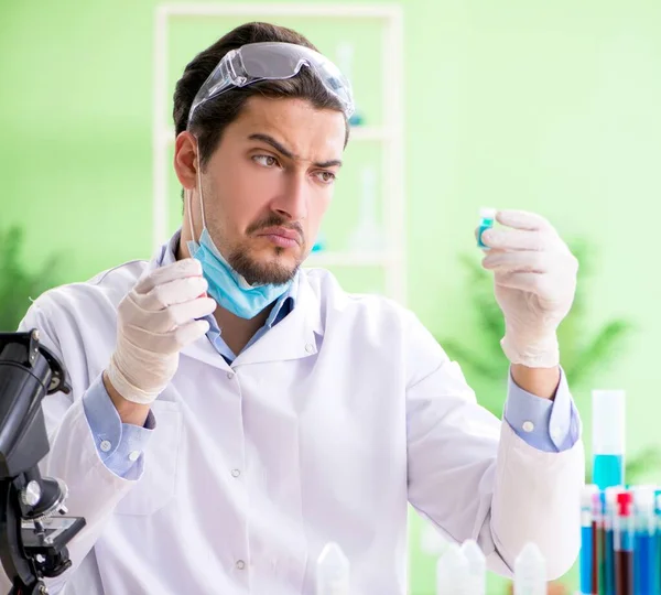 Laboratuvarda çalışan bir kimyager.