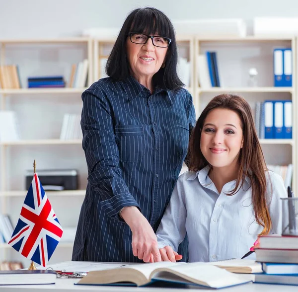 Jonge buitenlandse student tijdens Engelse les — Stockfoto