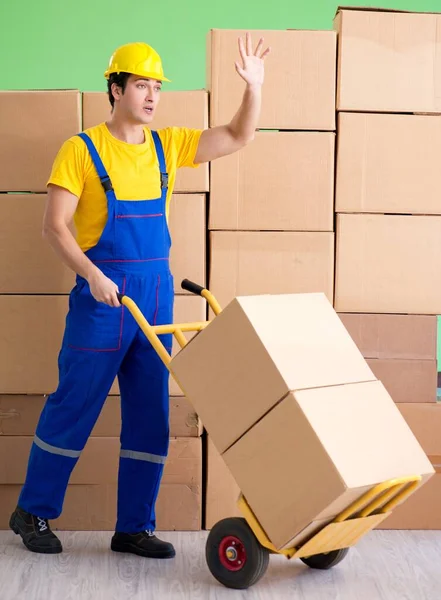 Mann arbeitet mit Boxen-Lieferung — Stockfoto