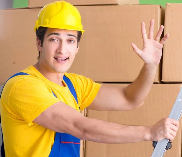 Homem empreiteiro que trabalha com caixas de entrega — Fotografia de Stock