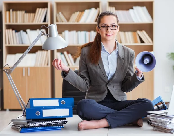 Empresária meditando no escritório — Fotografia de Stock