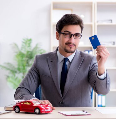 Ajan araba sigortası öneriyor.