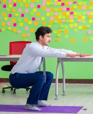 Ofiste birçok çelişkili öncelikleri olan bir adam tatbikat yapıyor.