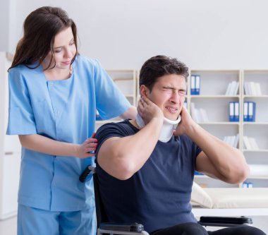 Boyun yaralanması olan bir adam check-up için doktoru ziyaret ediyor.