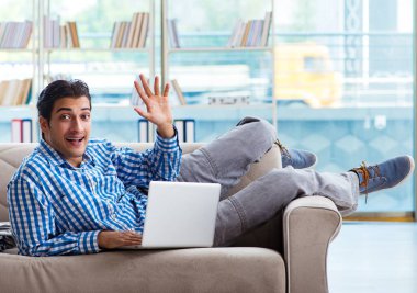 Bilgisayarlı beyaz öğrenci üniversite sınavlarına hazırlanıyor.