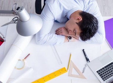 Yeni proje çizimleri üzerinde çalışan mühendis