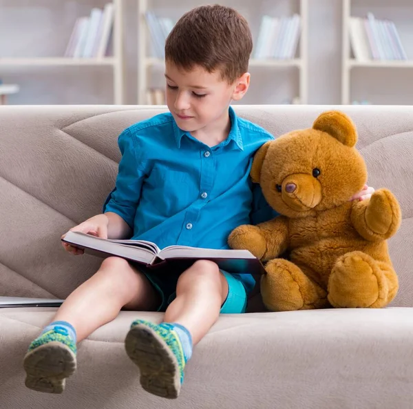 Mały chłopiec czyta książki w domu — Zdjęcie stockowe