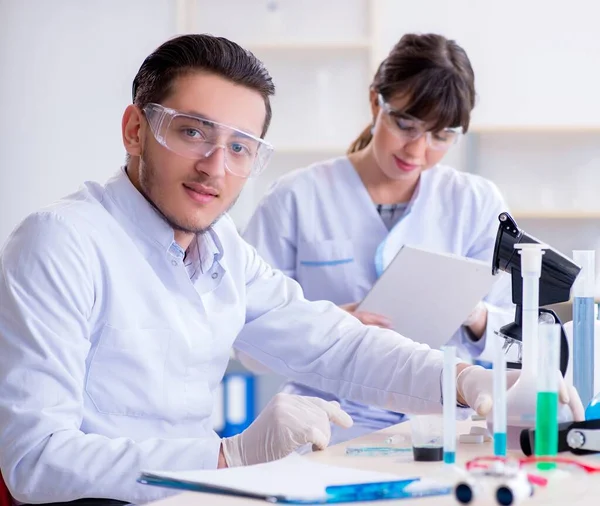 Team van chemici die in het lab werken — Stockfoto