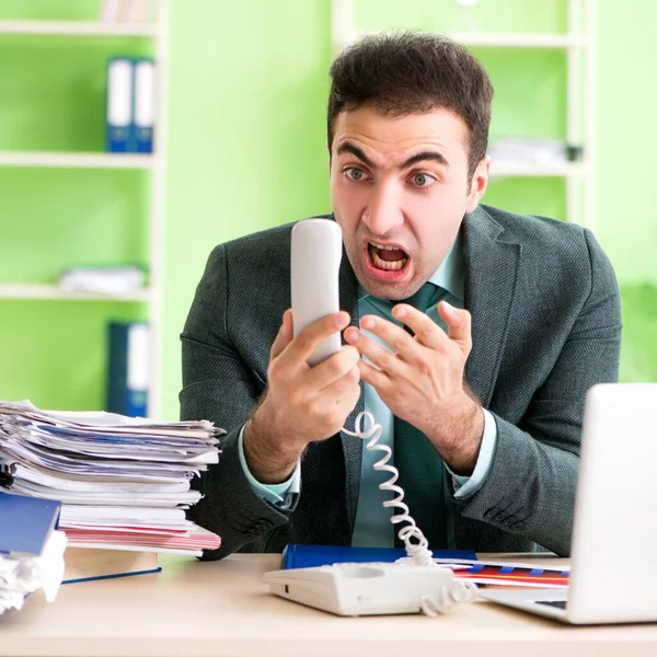 Geschäftsmann wütend über übermäßige Arbeit im Büro — Stockfoto