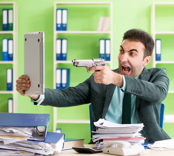 Homme d'affaires en colère contre le travail excessif assis dans le bureau — Photo