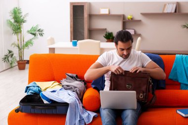 Genç öğrenci eve gitmek için hazırlanıyor.