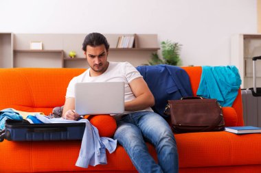 Genç öğrenci eve gitmek için hazırlanıyor.