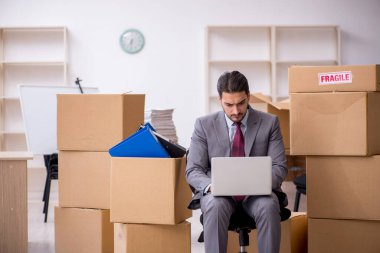 Taşınma konseptinde çalışan genç bir erkek.