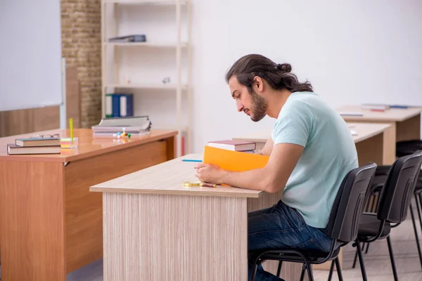 Jeune étudiant dans la classe pendant la pandémie — Photo