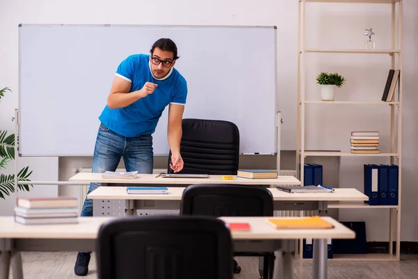 Jovem estudante na sala de aula — Fotografia de Stock