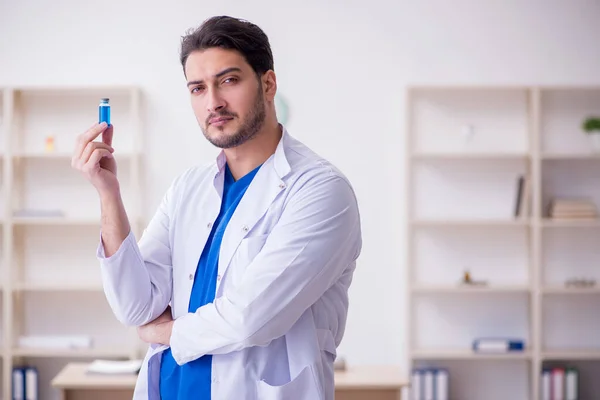 Joven médico varón en concepto de vacunación — Foto de Stock