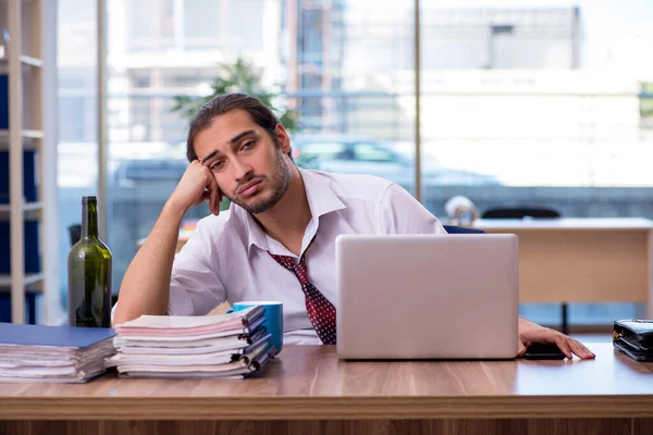 Jeune homme alcoolique toxicomane travaillant au bureau — Photo