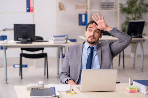 Joven empleado masculino que trabaja en la oficina — Foto de Stock