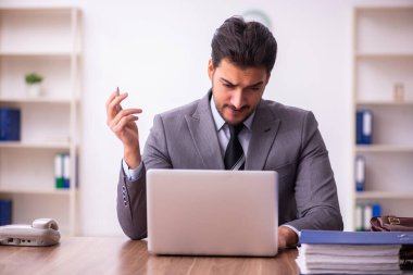 Ofiste çalışan genç işadamı.