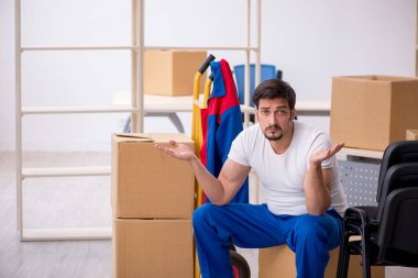 Genç erkek müteahhit iş yerinde hareket konsepti